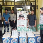 Pelaku (dua dari kiri) saat diamankan di Mapolsek Jombang Kota beserta barang bukti.