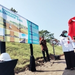 Kepala Dinas PU Bojonegoro Retno (kiri) sedang memperlihatkan desian Jembatan Kare kepada Bupati Anna (kanan). foto: DOK. BANGSAONLINE