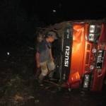 Kondisi minibus yang terguling. (Gunadhi/BangsaOnline.com)