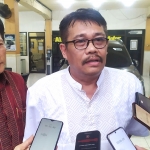 Kuasa Hukum Penghuni Ruko Simpang Tiga Jombang, Sri Sugeng Pujiatmoko saat memberikan keterangan pada wartawan.