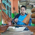 Sail (46) warga Perunggahan Wetan, Kecamatan Semanding, Kabupaten Tuban saat membuat kapal pinisi dari bambu