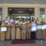 Wali Kota Batu Dewanti Rumpoko bersama para kepala sekolah usai menyerahkan sertifikat akreditasi.