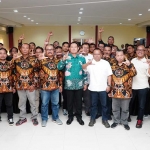 Jajaran pengurus PWI Jatim, PWI Lamongan, foto bersama Bupati Yuhronur Efendi. Foto: Ist.