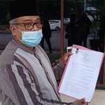 Masykur Lukman, Anggota DPRD Kabupaten Kediri menunjukkan surat perjanjian sewa pengelolaan lahan parkir antara Pemkab Kediri dengan dirinya. foto: Muji Harjita/ BANGSAONLINE.com.