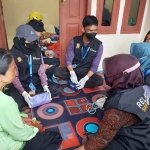 Tim dari Polda Metro Jaya dan Relawan Siap Bergerak saat membantu korban gempa di Cianjur, Jawa Barat.