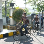 Petugas KAI Daop 8 Surabaya saat masuk kantor menggunakan sepeda.