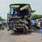 Kondisi Bus Pariwisata Bimario yang mengalami kecelakaan di Tol Jombang-Mojokerto. Foto: AAN AMRULLOH/ BANGSAONLINE