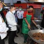 Wakil Ketua Komisi III DPR RI, Adies Kadir, saat menyaksikan semur daging yang dimasak warga binaan pemasyarakatan.