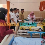 Warga dari Desa Ampelgading, Kecamatan Selorejo, Kabupaten Blitar, saat dirawat usai keracunan lantaran mengonsumsi gurami bakar. Foto: AKINA NUR ALANA/BANGSAONLINE