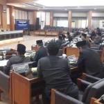 DPRD Gresik ketika menggelar paripurna tindak lanjuti LKPJ Anggaran Akhir Tahun 2015 dan pengambilan keputusan. foto: syuhud/ BANGSAONLINE