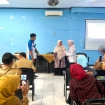 Maskurun, Ketua Gerkatin Jawa Timur dan Maryati, Relawan Dinas Sosial Kota KediriKediri saat menyampaikan paparan. Foto: Ist.