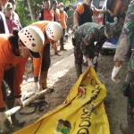 Proses evakuasi satu jenazah korban tanah longsor di Pacitan oleh Tim SAR Gabungan. foto: ist