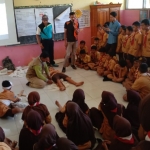 Tim FPRB Kabupaten Kediri saat menggelar simulasi bencana di hadapan murid SDN Jabon 2 Kecamatan Banyakan. Foto: Ist.