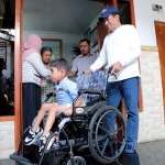 Pj Wali Kota Probolinggo, Nurkholis, saat memberikan bantuan berupa kursi roda kepada penyandang Cerebral Palsy.