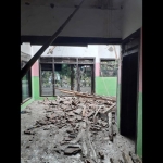 Ambruknya atap Madrasah Diniyah Bustanul Hasan Probolinggo.