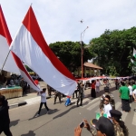 RAKSASA: MWC NU Wonoayu membawa bendera merah putih panjang 517 meter saat Pawai Santri Nusantara, Ahad (20/10).