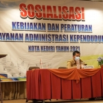 Kepala Dispendukcapil Kota Kediri, Syamsul Bahri,  saat memberikan sambutan dalam acara sosialisasi. Foto: Ist