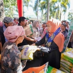 Ketua Umum IKA Unair, Khofifah Indar Parawansa, saat membagikan beras untuk lansia.