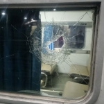 
Caption : Kondisi kaca jendela Kereta Api Pasundan pecah. dokumen KAI Daop 8.