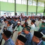 CJH Kabupaten Jombang saat mengikuti manasik haji bersama di Auditorium Undar, Kamis (20/7/2017). foto: ROMZA/ BANGSAONLINE