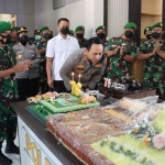 Kapolres Batu AKBP I Nyoman Yogi Hermawan meniup lilin kue tart yang dibawakan oleh jajaran TNI dari  Korem 083 dan Kodim 0818.
