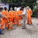 MENCOBA: Bambang Haryo Soekartono (BHS) mencoba alat saat penyemprotan disinfektan di Pondok Jati, Sidoarjo, Selasa (3/8/2021). foto: MUSTAIN/BANGSAONLINE