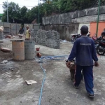 Tampak pekerja sedang melakukan aktivitasnya di lokasi proyek Pasar Les Padangan yang masuk pekerjaan finishing.