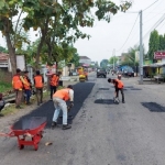 Perbaikan jalan oleh Bina Marga Dinas PUPR Kabupaten Jombang.