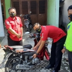 Petugas sedang menunjukkan body bagian kanan sepeda motor milik M Hasan Bisri yang pecah.