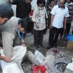 Tampak petugas saat memeriksa daging milik salah satu penjual di Pasar Ploso Jombang. (foto: rony suhartomo/BANGSAONLINE)
