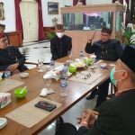 Plt Bupati Probolinggo Timbul Prihanjoko saat memimpin rapat darurat penanganan PMK bersama forkopimda.