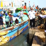 Gubernur Khofifah saat meninjau aktivitas nelayan.
