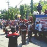 Puluhan petani yang tergabung dalam Jaringan Masyarakat Peduli Pegunungan Kendeng (JM-PPK) mendatangi PTTUN di kawasan Ketintang Surabaya, Rabu (24/2). (foto: noer saifullah/ssn)