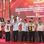 Para paslon setelah mengambil nomor urut yang disediakan KPU Pamekasan.