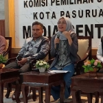 Ketua KPU Kota Pasuruan Royce Dianasari (pegang mik) didampingi jajaran komisioner.