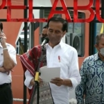 Inilah tangkapan layar Luhut Binsar Pandjaitan telepon ketika Presiden Jokowi sedang menyampaikan pidato  dalam kunjungan kerja kawasan Dermaga Pelabuhan Ajibata, Toba, Sumatera Utara. Foto: youtube