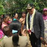Wali Kota Malang HM Anton menyalami warganya saat meresmikan Kampung Herbal.