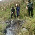 Anggota Posramil saat memantau semburan lumpur di Gondang Bojonegoro.