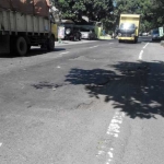 Sumber kerusakan, truk-truk bertonase besar di jalan raya Randegan. Mereka bebas lalu lalang di jalur antarkota karena tidak adanya kelas jalan. foto: YUDI EP/ BANGSAONLINE