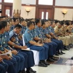 Pembekalan Asisten Operasi (Asops) Kasal Laksamana Muda TNI Aan Kurnia kepada seluruh perwira Korps Pelaut Wilayah Surabaya. foto: Dispen Armatim