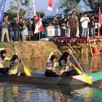 Bupati Gresik Fandi Akhmad Yani saat membuka lomba dayung perahu di Desa Gredek. Foto: Ist.