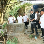 Bupati Yuhronur saat meninjau kondisi jalan dan jembatan di Wilayah Lamongan Selatan.