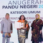 Pj Wali Kota Kediri, Zanariah (tengah) saat menerima penghargaan Anugerah Pandu Negeri 2024. Foto: Ist.