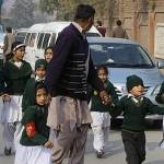 Beberapa anak yang lolos dalam penyerbuan bersenjata di Peshawar, Pakistan 16 Desember 2014. Pakistan menjadi salah satu basis terkuat dari kelompok bersenjata taliban. AP Photo/Mohammad Sajjad/tempo.co.id