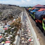 Penampakan tumpukan sampah yang meluber di TPA Jabon Sidoarjo. 