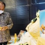 Direktur Utama Semen Gresik, Subhan memeriksa produk UMKM Rembang yang digunakan untuk paket Ramadan. foto: ist.
