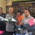 Kapolsek Wiyung, Kompol Agus Sumbono saat menunjukkan barang bukti hasil pencurian mobil milik majikannya, Rabu (18/9/2024). Foto: Rusmiyanto/BANGSAONLINE.com