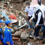 Gubernur Khofifah saat meninjau lokasi terdampak banjir bandang di Kecamatan Kalibaru, Banyuwangi.