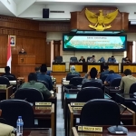 DPRD Tuban menggelar rapat paripurna membahas 4 raperda inisiatif DPRD dan 6 raperda inisiatif eksekutif, Jumat (21/5/2021).