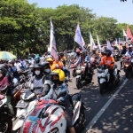 Ribuan massa aksi yang menolak kenaikan harga BBM di Surabaya.